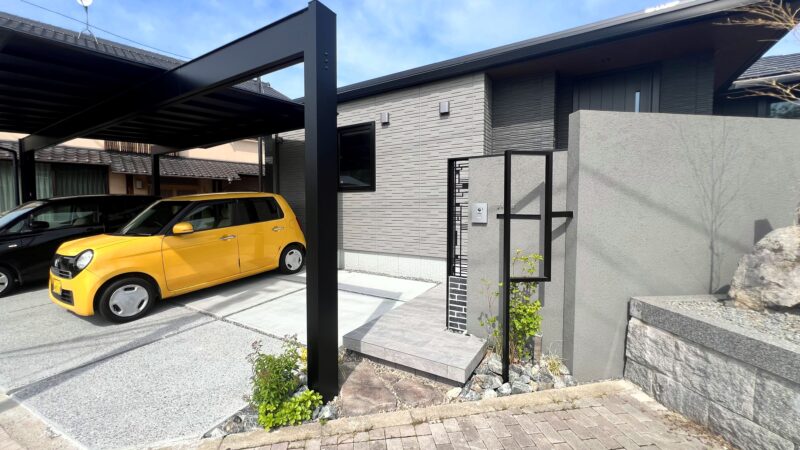 梁延長でダイナミックなカーポートと素敵な壁デザイン